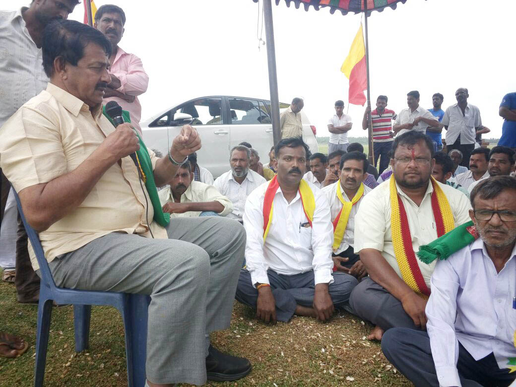 ಕೆರೆಯಂಗಳದಲ್ಲಿ ಧರಣಿಗೆ ಶಾಸಕ ಕೆ.ಎಸ್.ಪುಟ್ಟಣ್ಣಯ್ಯ ಬೆಂಬಲ